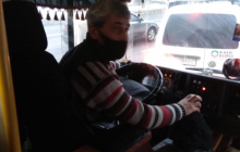 "Незачем было рожать": в Киеве маршрутчик не пустил в салон мужчину с двумя детьми