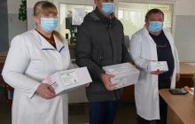 Чиновники у Черкасах влаштували фотосесію з вакциною, думки українців розділилися (фото)