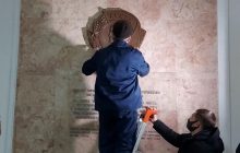 В Харькове полиция заставила вернуть на стену мэрии барельеф Ленина (фото, видео)
