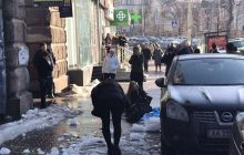 У центрі Києва біля університету на дівчину впала брила льоду - вона знепритомніла (фото)