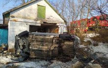На Дніпропетровщині автомобіль в'їхав у будинок - постраждали п’ятеро осіб, з яких двоє дітей (фото)