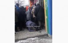 Битва за ношеную одежду: под Днепром толпа едва не затоптала пожилую женщину (видео)