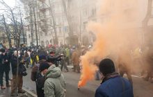 Мітинг на підтримку Стерненка: учасники акції закидали Офіс генпрокурора фаєрами та петардами