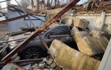 В Одесі на автостоянці обвалилася частина кам'яної огорожі, пошкодивши кілька автомобілів (фото)