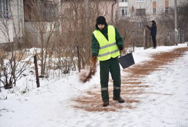 Lviv uses coffee waste against icy roads
