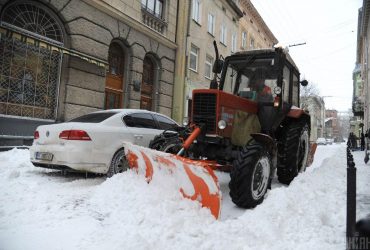 Emergency services scramble to get snow off Lviv streets