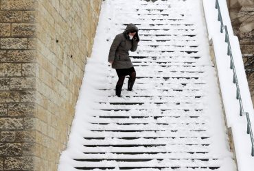 Сильні опади, ожеледиця та сніговий накат: українців попередили про ускладнення погоди