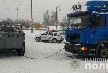 Kyiv Police deploy APCs to help motorists on snowy roads