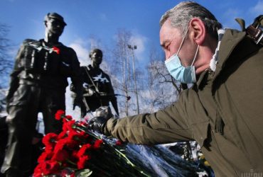 Laying flowers to Afghan War Soldiers Monument in Kyiv