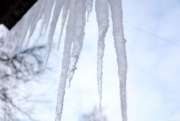 Осторожно, сосульки: украинцев предупредили об опасности