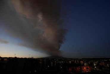 Самый высокий действующий вулкан Европы выбросил пепел на 4 км: рейсы приостановили