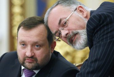 Євросоюз офіційно зняв санкції з Арбузова і Табачника