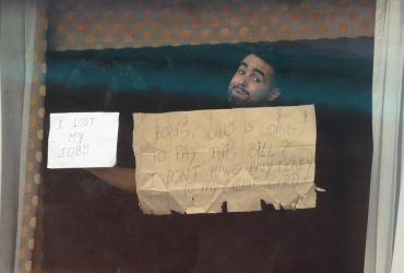 "Борис, хто оплатить рахунок?": як живуть постояльці карантинних готелів у Великобританії (фоторепортаж)