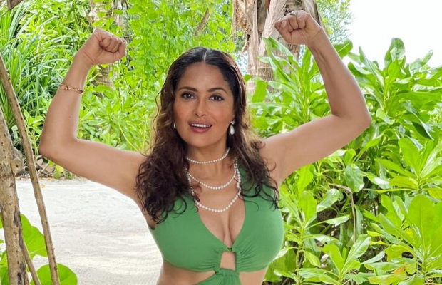 54-летняя Сальма Хайек сверкнула пышной грудью в купальнике