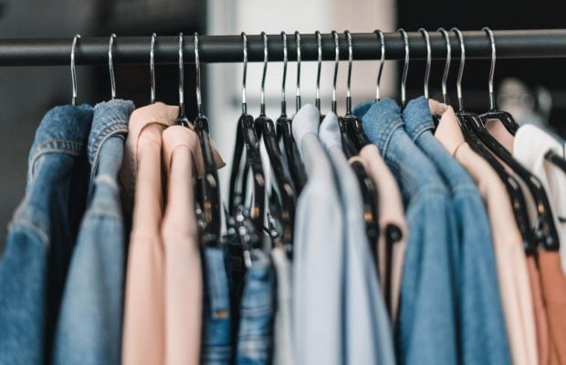 Спортивний костюм під пальто: модний тренд, на якому схиблені знаменитості