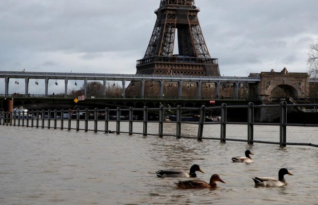 Наводнение в Париже: Сена вышла из берегов, пик паводка ожидается сегодня (видео)