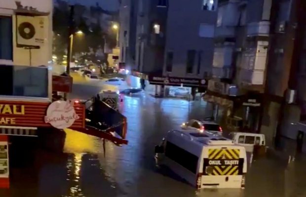 Наводнение в Турции затопило дома, машины застряли на дорогах (фото, видео)