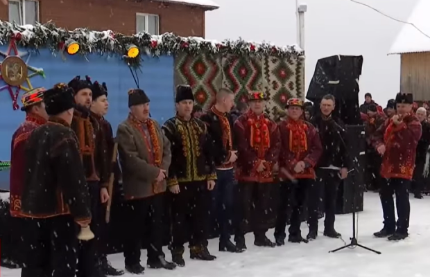 На Гуцульщині гучно попрощалися з новорічно-різдвяними святами, подивитись на дійство прийшов і депутат (відео)