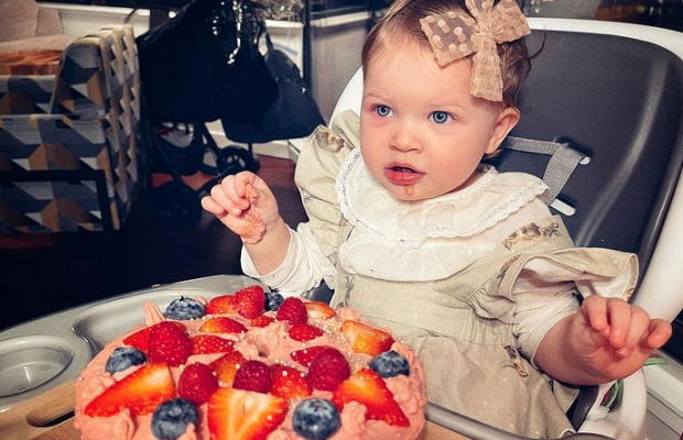 Мілла Йовович показала фото зі святкування першого дня народження наймолодшої доньки