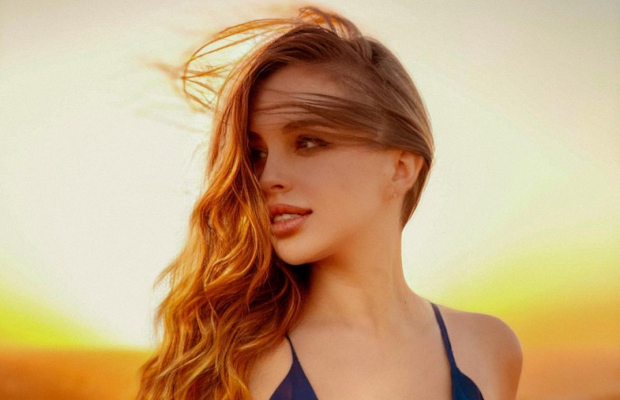 Вероніка Бєлік - фітнес-модель позувала на березі океану на Мальдівах.