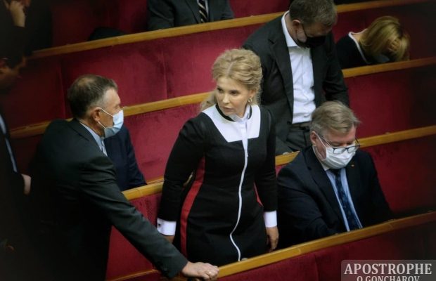 Юлія Тимошенко засвітила в Раді суворе вбрання