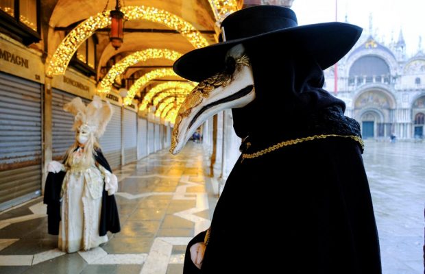 Венецианский карнавал, который мы заслужили: в онлайн-формате, без туристов и с одинокими карнавальщиками на улицах (фоторепортаж)
