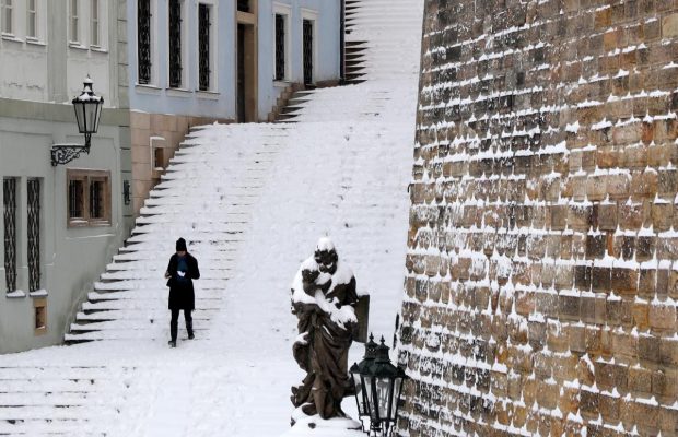 Европу замело: в Польше - километровые пробки, в Германии из-за снегопада не могут проехать скорые (фоторепортаж, видео)