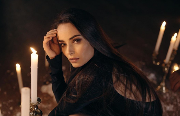 "Холостячка" Мишина показала фигуру в "голом" купальнике