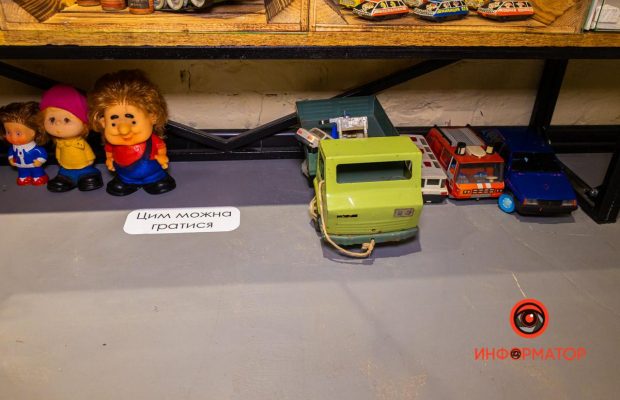 Три зала и около тысячи экспонатов: в Днепре открыли Музей детства (фоторепортаж)