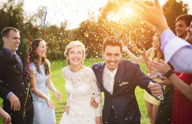 Привітання з днем весілля: найкращі побажання нареченим у віршах, прозі та листівках