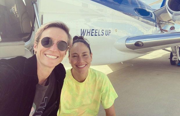 Без спідньої білизни: одна з найкращих футболісток світу знялася у відвертій фотосесії з коханою