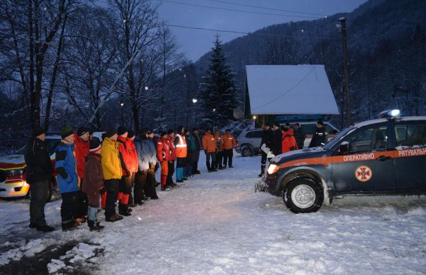 На Закарпатье вторые сутки ищут лыжника, который заблудился в горах (фото, видео)