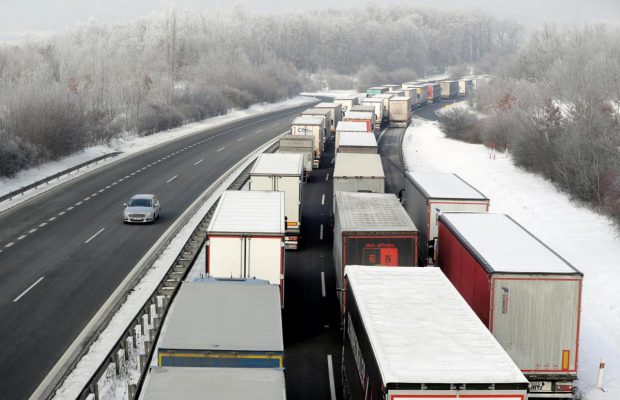 Страны Европы ужесточают правила въезда из-за новых штаммов коронавируса: на чешско-немецкой границе огромные пробки (видео, фоторепортаж)