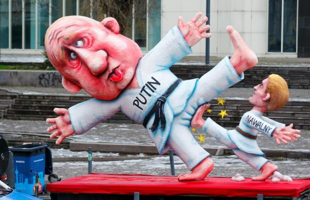 Коронавирус, церковь и смена мировых лидеров: что высмеивают немцы под конец безлюдного карнавального сезона (фоторепортаж)