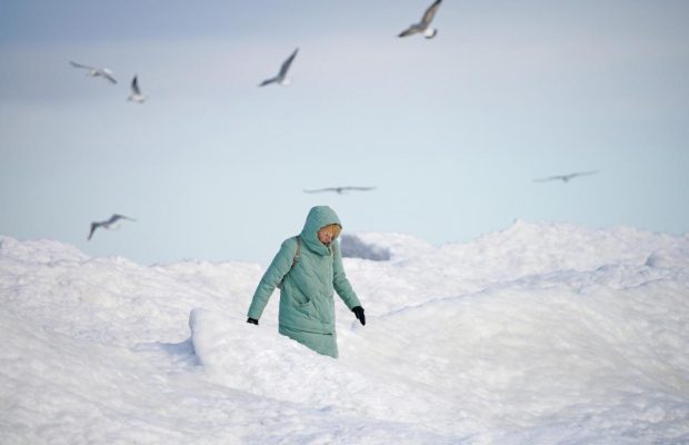 Из-за сильнейших морозов замерзло Балтийское море (фоторепортаж, видео)