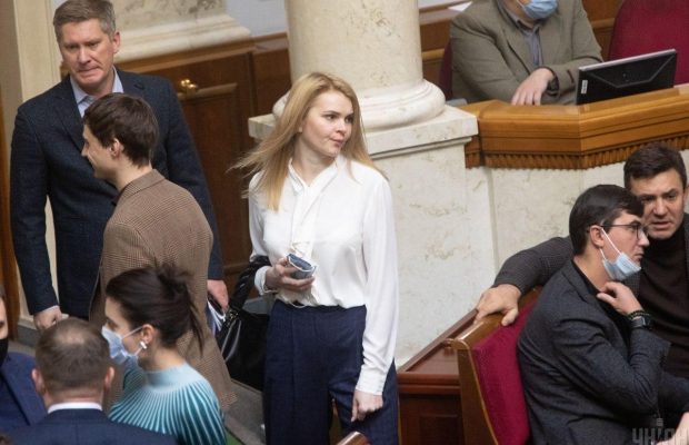 Нардеп засвітила в Раді ультрамодний костюм (фото)