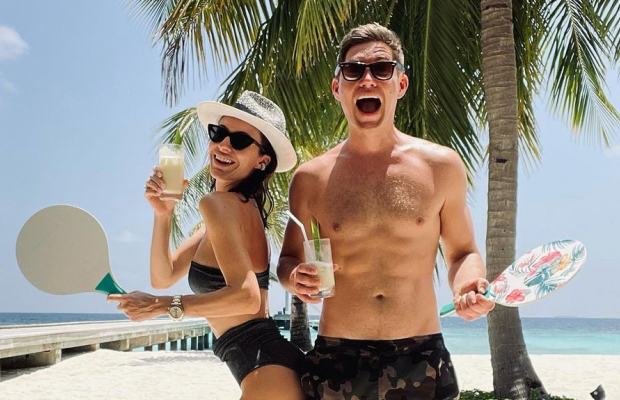 "Головна новина з Мальдів": Вова Остапчук поцілував свою дружину в "вагітний" животик