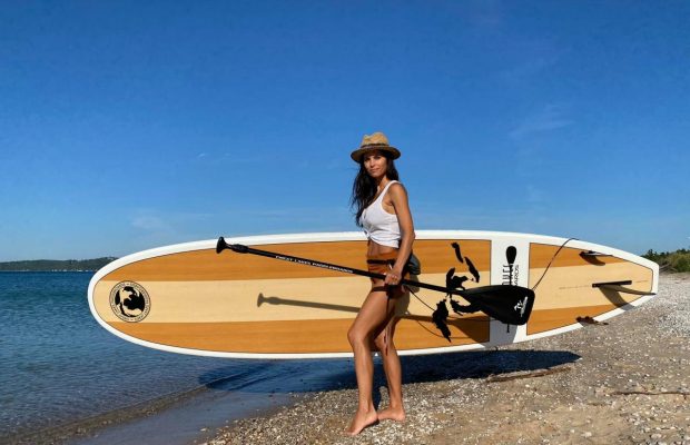 "Лови хвилю": чемпіонка США з різновиду серфінгу показала своє сексапільне тіло