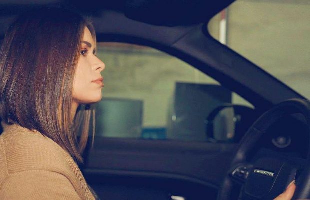 Бразильська модель показалася оголеною, ледь прикривши соски "битим склом"