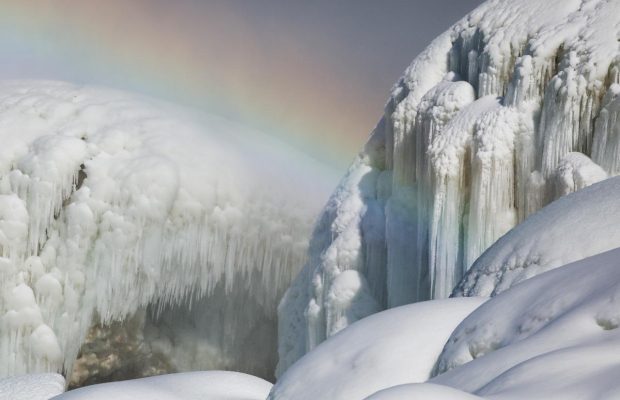 Замерзший Ниагарский водопад и радуга: сильные морозы создали невероятные пейзажи (фоторепортаж, видео)