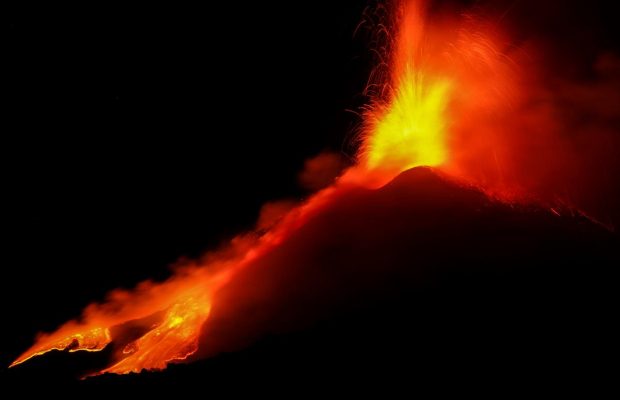 Облака дыма и пепла: на Сицилии извергается вулкан Этна (фоторепортаж, видео)
