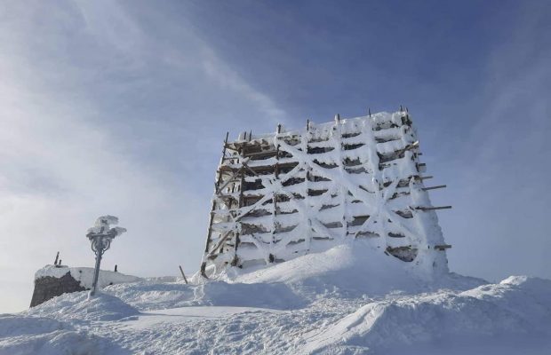 Оттепель в горах: в Карпатах потеплело до 0°, возможен сход лавин (фото)