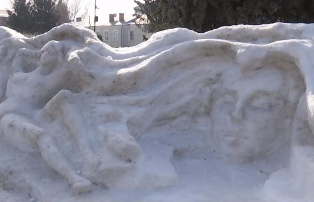 50 тонн снега и почти неделя работы: в Украине создали снежную Лесю Украинку (видео)