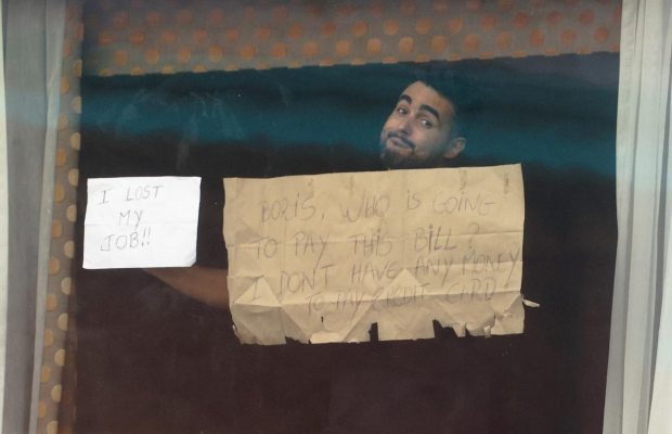 "Борис, кто оплатит счет?": как живут постояльцы карантинных отелей в Великобритании (фоторепортаж)