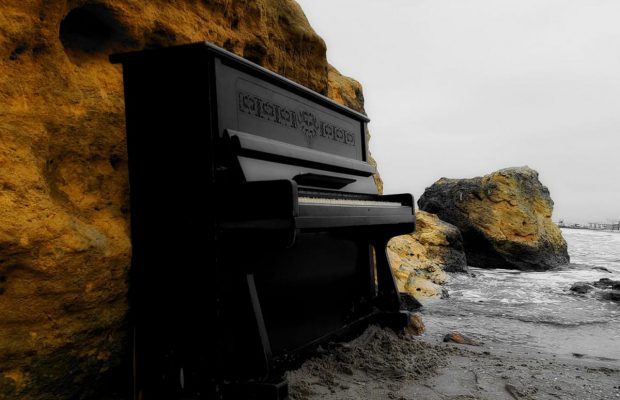 В Одессе мужчина для разнообразия досуга горожан и туристов установил на пляже пианино