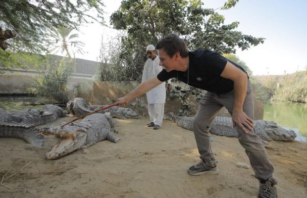 Дмитрий Комаров побывал на опасной пакистанской «Формуле 1» и зашел в клетку с сотнями крокодилов (видео)