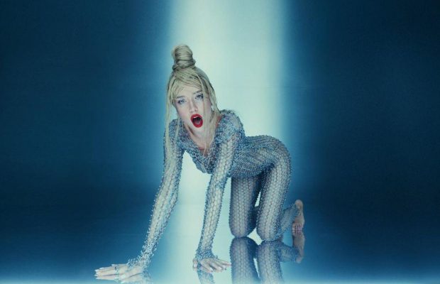 "Обережно, злив треку": у мережі з'явилися кадри з нового кліпу Наді Дорофєєвої