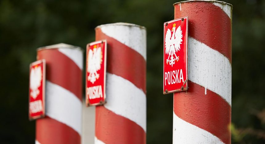 Украинцы массово выезжают на заработки: на польской границе стоят сотни машин (видео)