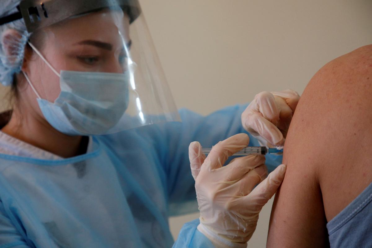 Вакцинация вне очереди в Украине: кто может получить прививку / фото REUTERS