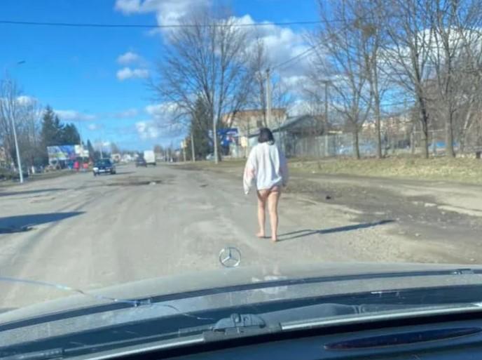 Девушку видели ближе к обеду на улице Коммунальной в Виноградове / фото "Виноградов сегодня"/Facebook Девушку видели ближе к обеду на улице Коммунальной в Виноградове / фото "Виноградов сегодня"/Facebook